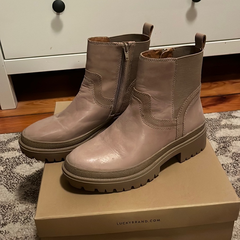 Lucky Brand Eabile chunky lug bootie size 7.5 taupe/clay color